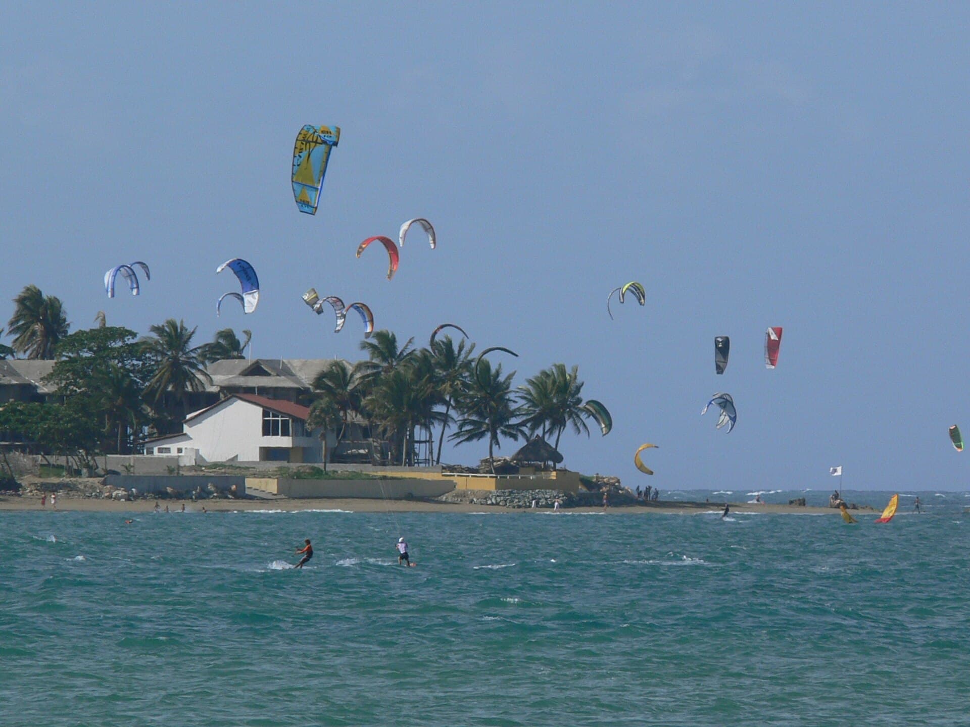 Kitesurfer am Strand von Cabarete
