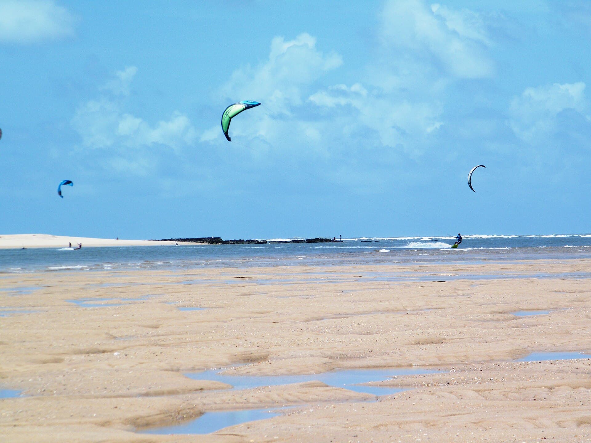 Prática do kitesurf em Barra de Cunhaú. Canguaretama, Rio Grande do Norte, Brasil.