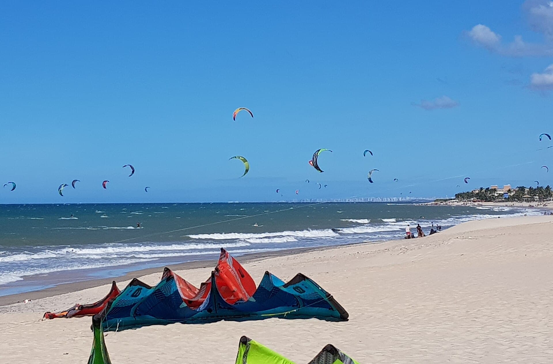 Praticantes de kitesurf na Praia do Cumbuco, Caucaia, Ceará