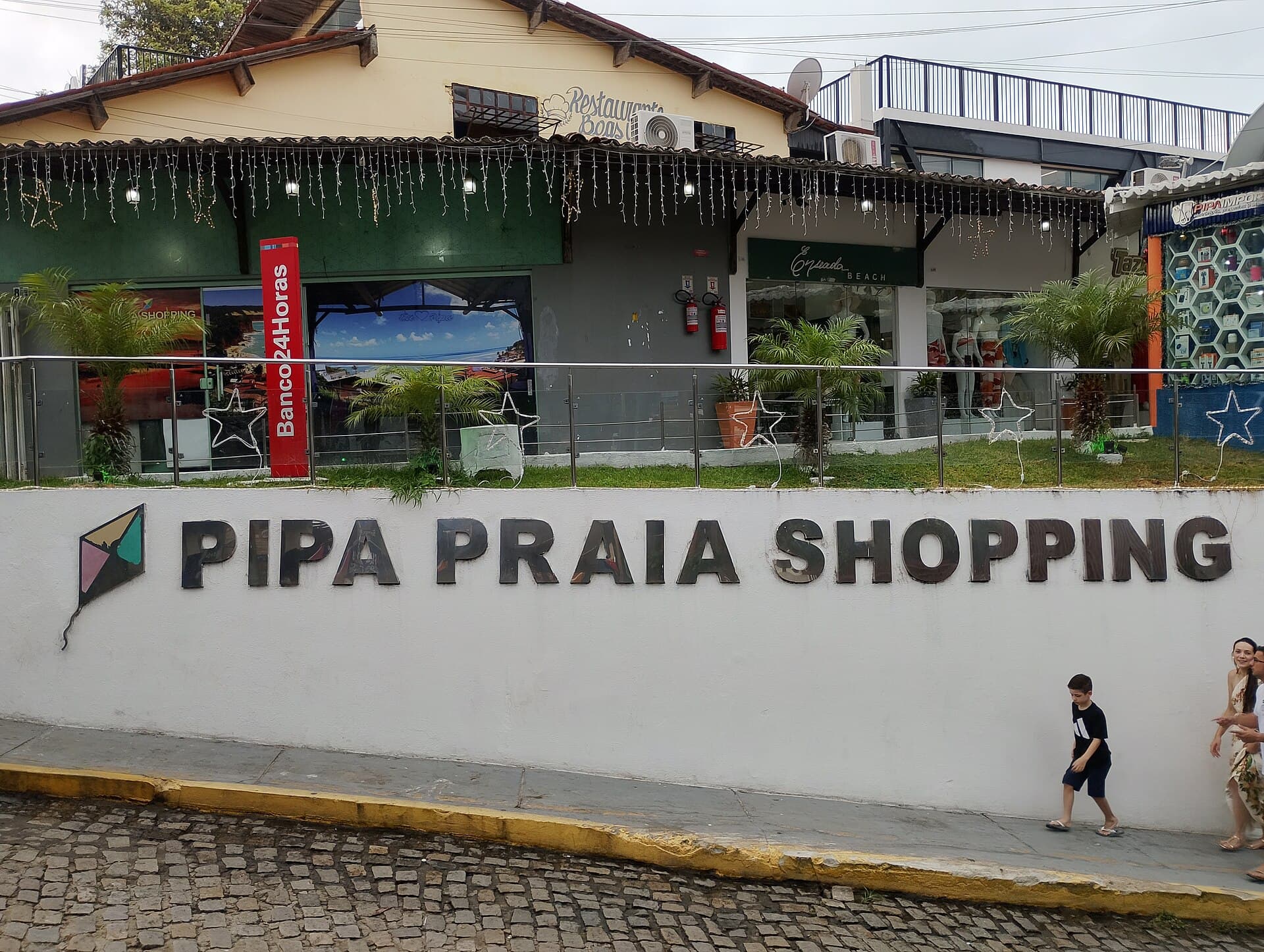 Vila de Pipa, no Rio Grande do Norte: ruas, restaurantes e lojas.